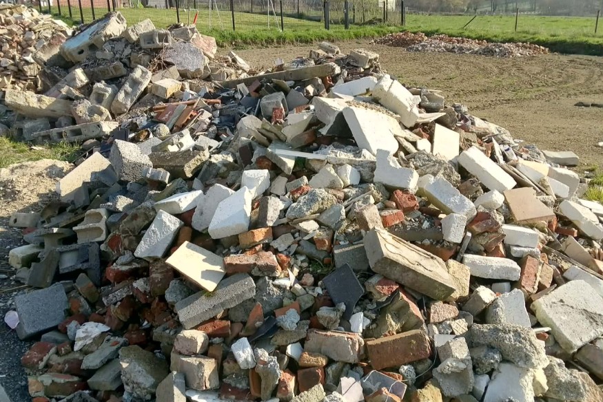 Willies : inquiétudes autour de gravats suspectés d’amiante.